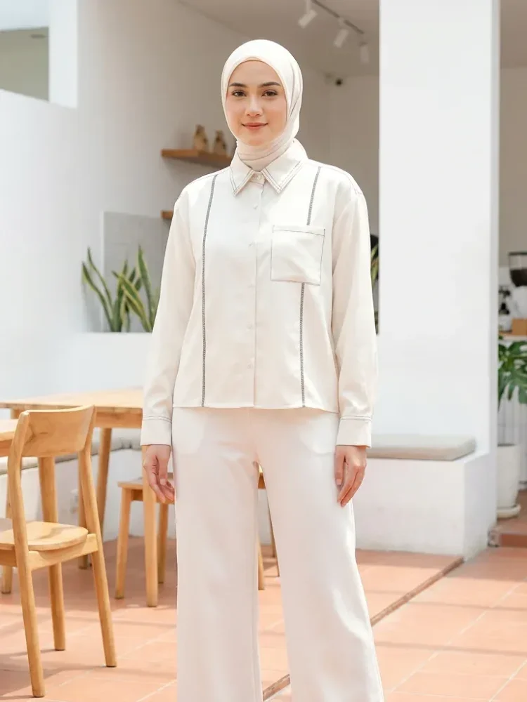 ASAYA Atasan lengan panjang polos dengan kerah polo, dilengkapi saku dan desain jahitan sambungan