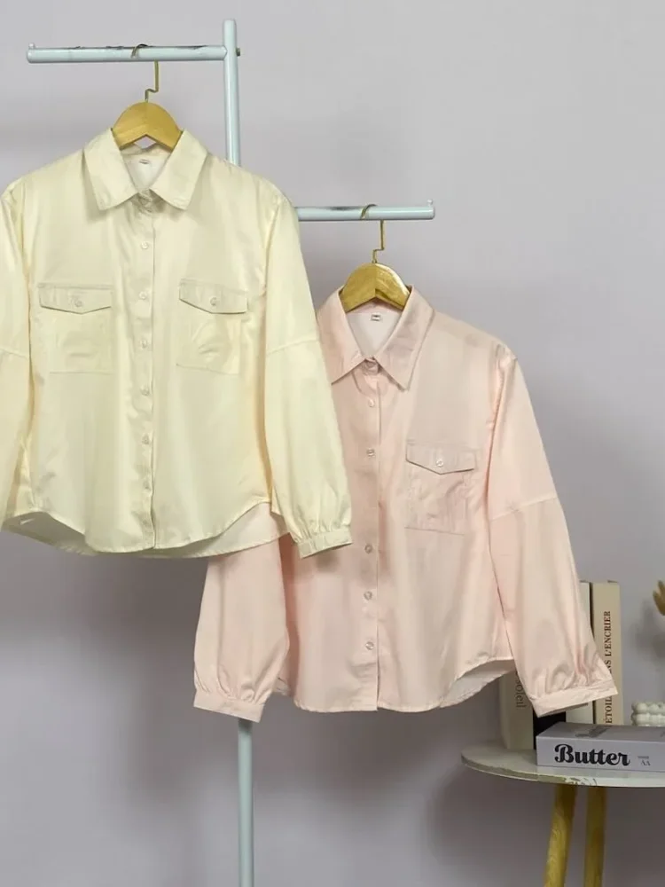ASAYA Kemeja atasan gaya kasual baru dengan kerah polo polos, kancing satu baris, dan kantong
