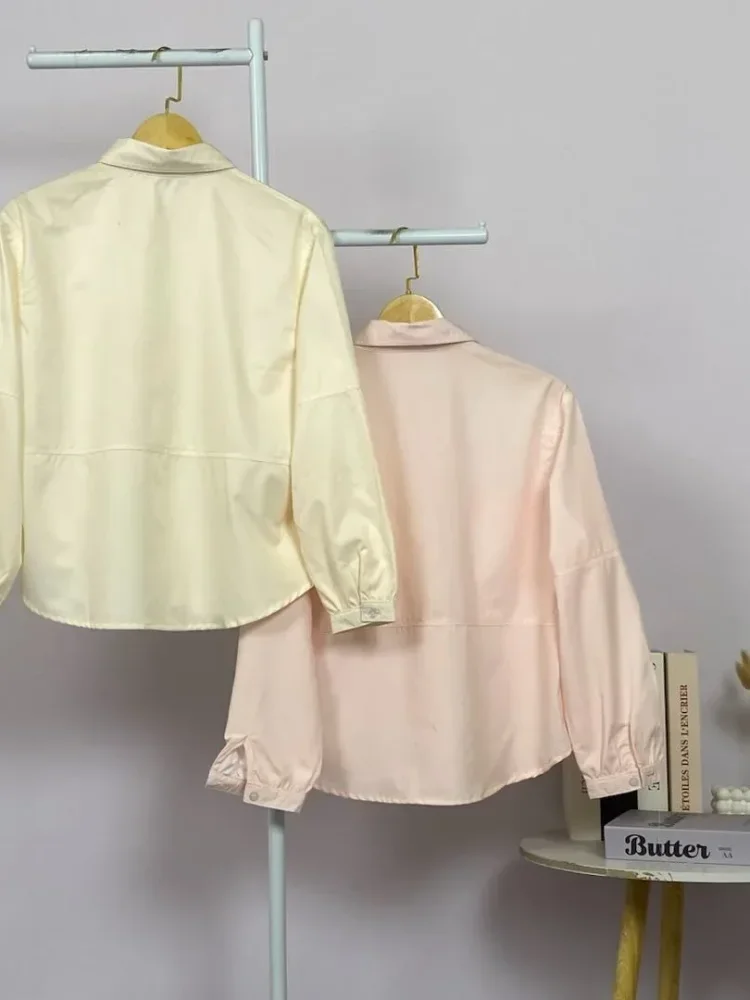 ASAYA Kemeja atasan gaya kasual baru dengan kerah polo polos, kancing satu baris, dan kantong