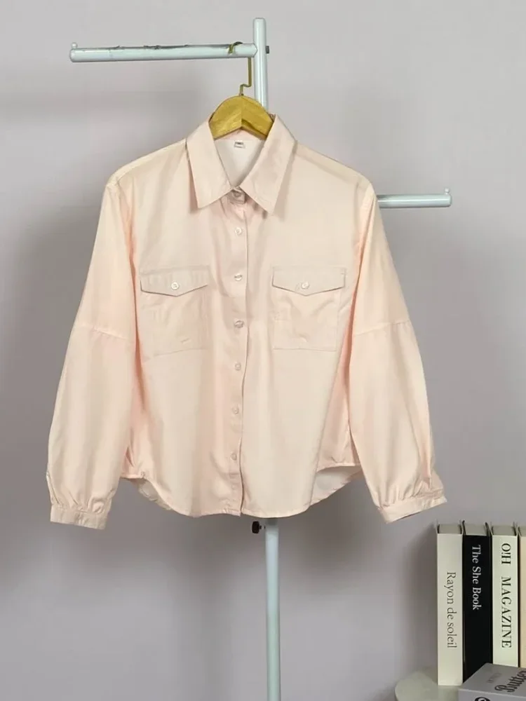 ASAYA Kemeja atasan gaya kasual baru dengan kerah polo polos, kancing satu baris, dan kantong