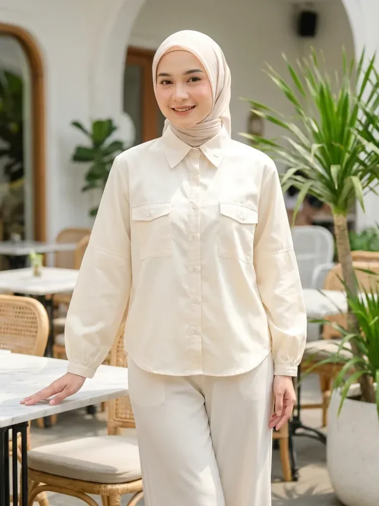 ASAYA Kemeja atasan gaya kasual baru dengan kerah polo polos, kancing satu baris, dan kantong