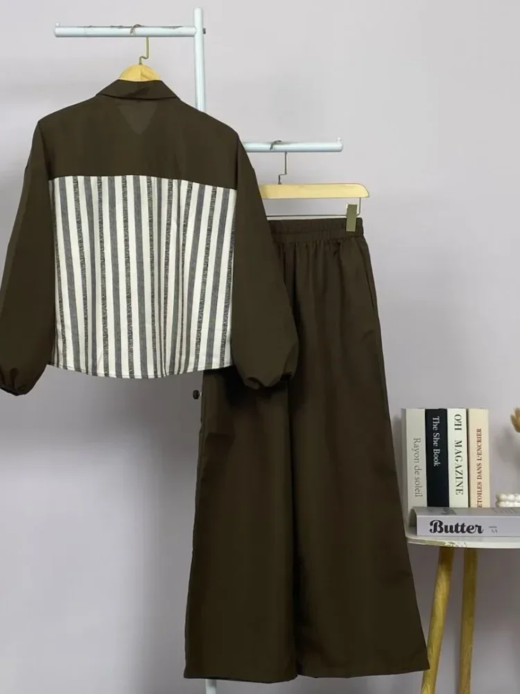 ASAYA Atasan lengan panjang basic, dengan kerah polo, desain kombinasi warna polos dan motif garis, cocok untuk dipadupadankan sehari-hari, bisa dipadukan dengan celana panjang warna polos