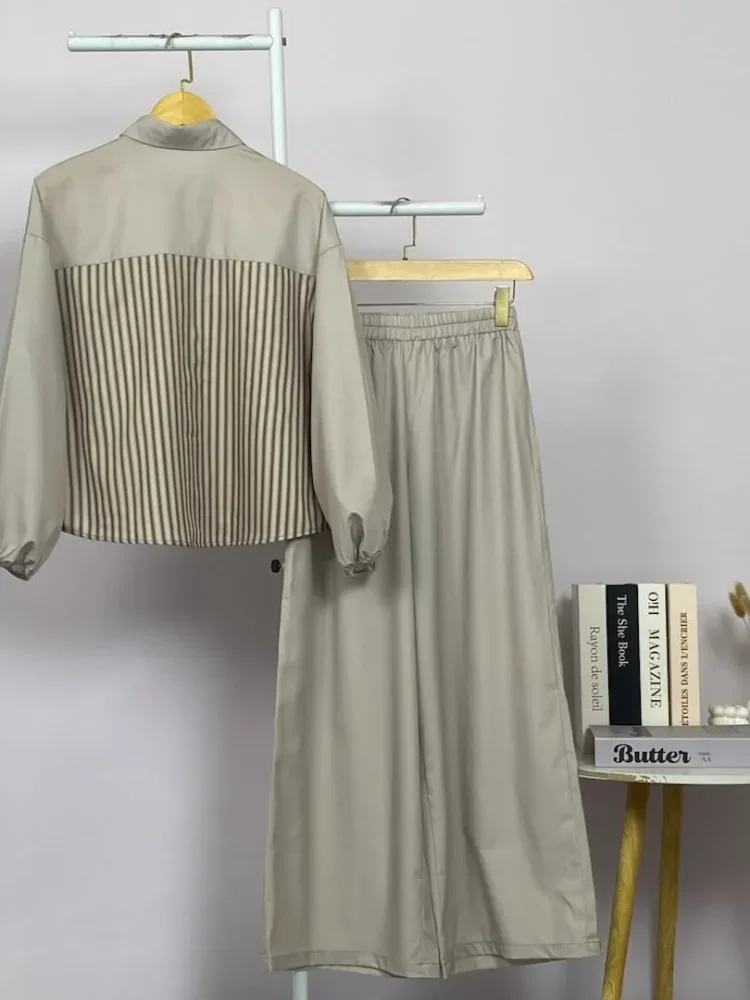 ASAYA Atasan lengan panjang basic, dengan kerah polo, desain kombinasi warna polos dan motif garis, cocok untuk dipadupadankan sehari-hari, bisa dipadukan dengan celana panjang warna polos
