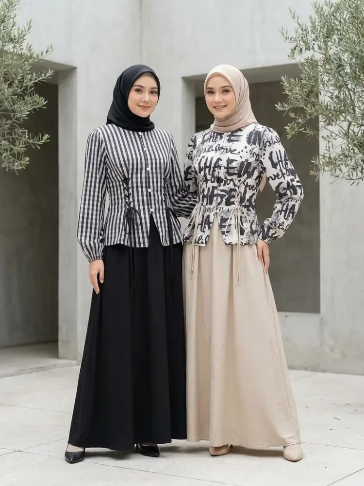 ASAYA Atasan lengan panjang dengan efek dua lapis dan rompi warna kontras dipadukan dengan celana panjang warna senadaa lapisan, dipadukan dengan rok panjang setelan dua potong