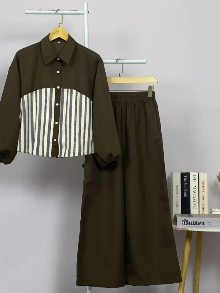 ASAYA Atasan lengan panjang basic, dengan kerah polo, desain kombinasi warna polos dan motif garis, cocok untuk dipadupadankan sehari-hari, bisa dipadukan dengan celana panjang warna polos