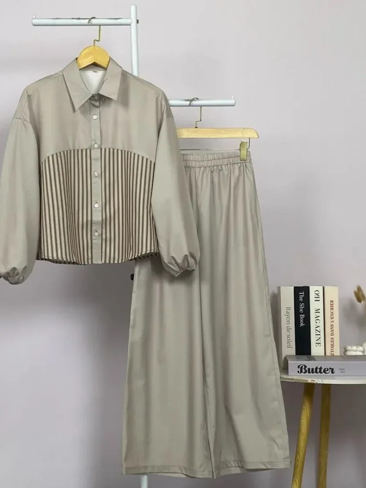ASAYA Atasan lengan panjang basic, dengan kerah polo, desain kombinasi warna polos dan motif garis, cocok untuk dipadupadankan sehari-hari, bisa dipadukan dengan celana panjang warna polos