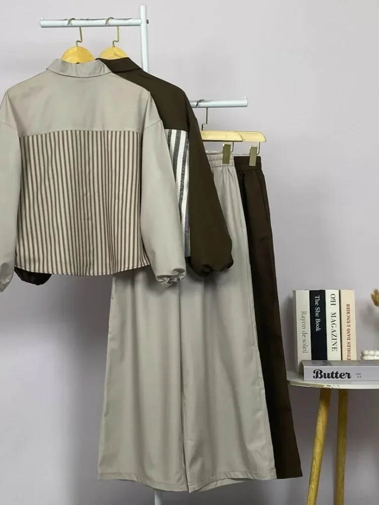 ASAYA Atasan lengan panjang basic, dengan kerah polo, desain kombinasi warna polos dan motif garis, cocok untuk dipadupadankan sehari-hari, bisa dipadukan dengan celana panjang warna polos