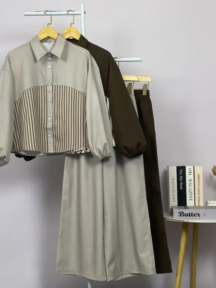 ASAYA Atasan lengan panjang basic, dengan kerah polo, desain kombinasi warna polos dan motif garis, cocok untuk dipadupadankan sehari-hari, bisa dipadukan dengan celana panjang warna polos