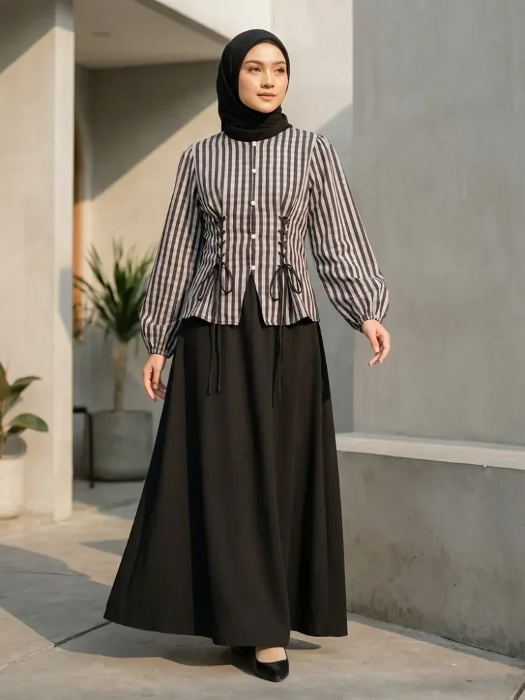 ASAYA Atasan lengan panjang dengan efek dua lapis dan rompi warna kontras dipadukan dengan celana panjang warna senadaa lapisan, dipadukan dengan rok panjang setelan dua potong
