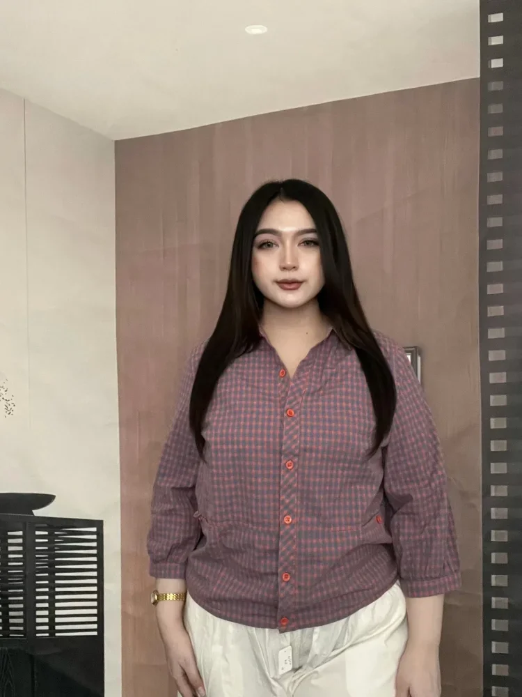 FADFAD Kemeja wanita tempramen atasan motif cetak baru dengan kancing unik sebaris