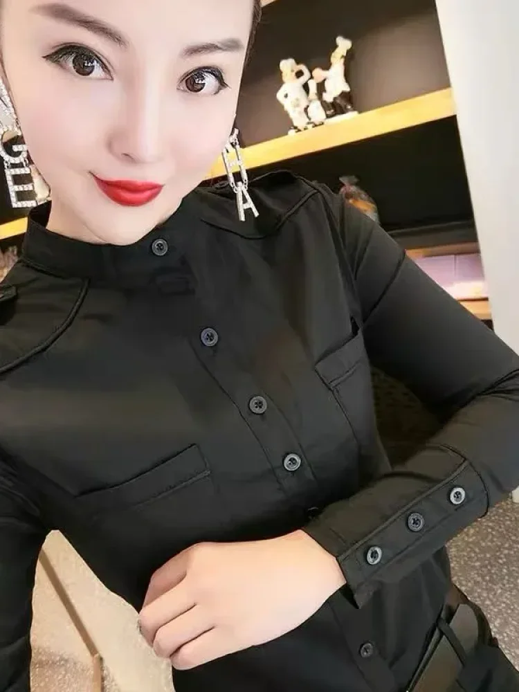 FADFAD Kemeja putih warna solid dengan kancing aktif sebaris gaya trendi