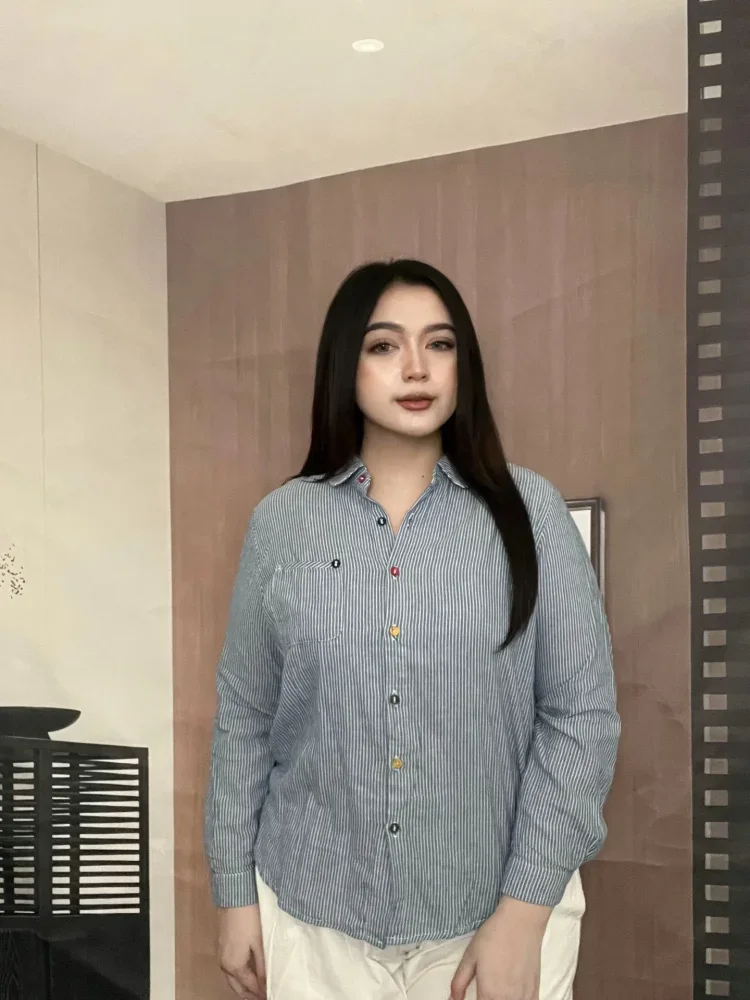 FADFAD Kemeja wanita feminime dengan kancing aktif sebaris dan lengan panjang