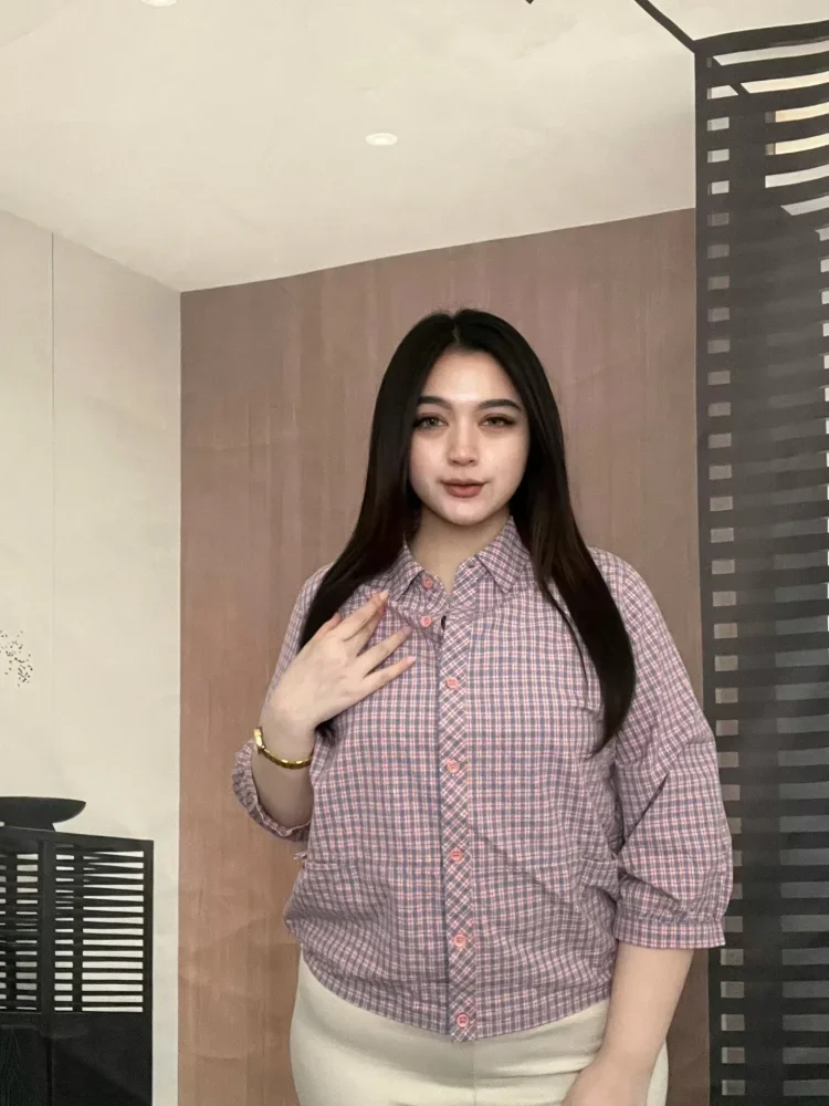 FADFAD Kemeja wanita tempramen atasan motif cetak baru dengan kancing unik sebaris