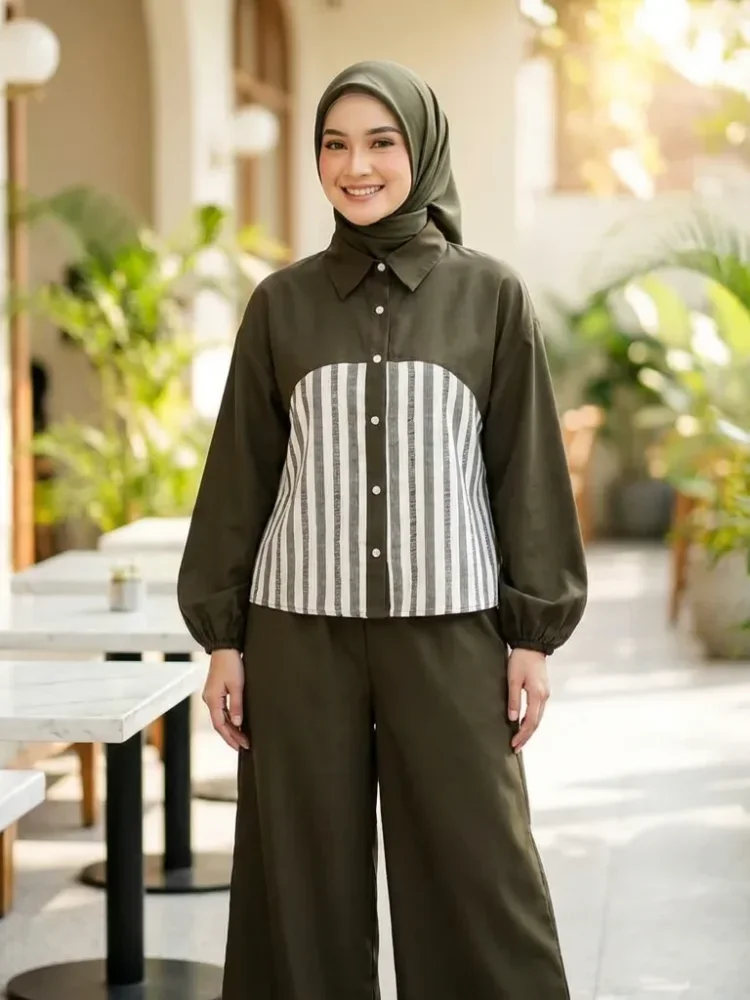 ASAYA Atasan lengan panjang basic, dengan kerah polo, desain kombinasi warna polos dan motif garis, cocok untuk dipadupadankan sehari-hari, bisa dipadukan dengan celana panjang warna polos