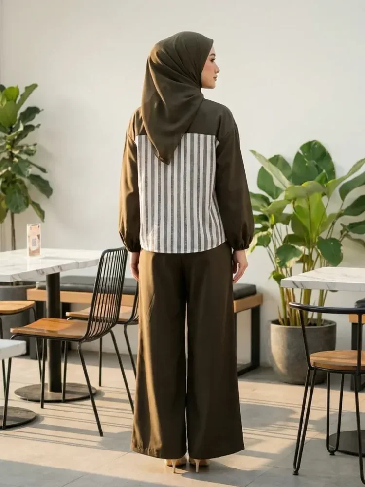 ASAYA Atasan lengan panjang basic, dengan kerah polo, desain kombinasi warna polos dan motif garis, cocok untuk dipadupadankan sehari-hari, bisa dipadukan dengan celana panjang warna polos