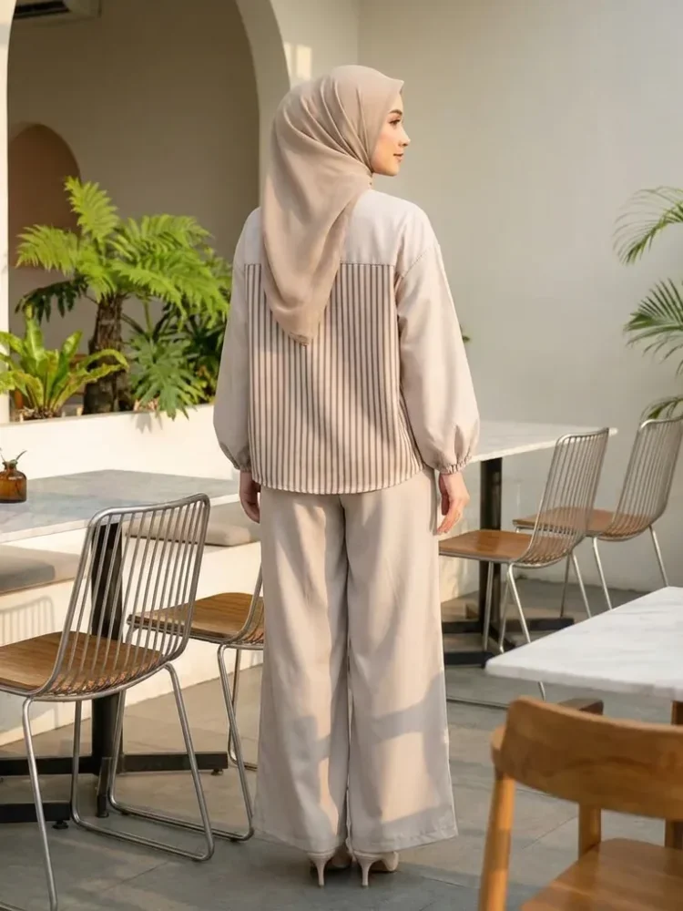 ASAYA Atasan lengan panjang basic, dengan kerah polo, desain kombinasi warna polos dan motif garis, cocok untuk dipadupadankan sehari-hari, bisa dipadukan dengan celana panjang warna polos