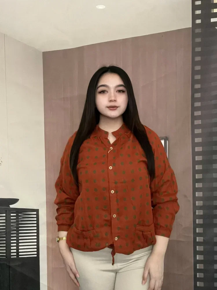 FADFAD Atasan motif polkadot longgar bergaya artistik kerah tegak lengan panjang