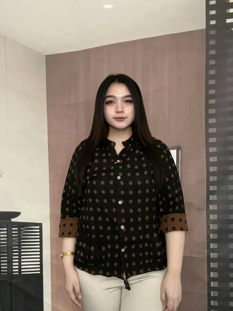 FADFAD Atasan motif polkadot longgar bergaya artistik kerah tegak lengan panjang