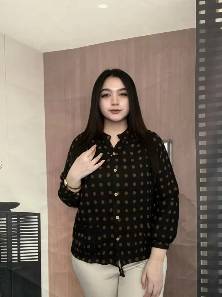 FADFAD Atasan motif polkadot longgar bergaya artistik kerah tegak lengan panjang