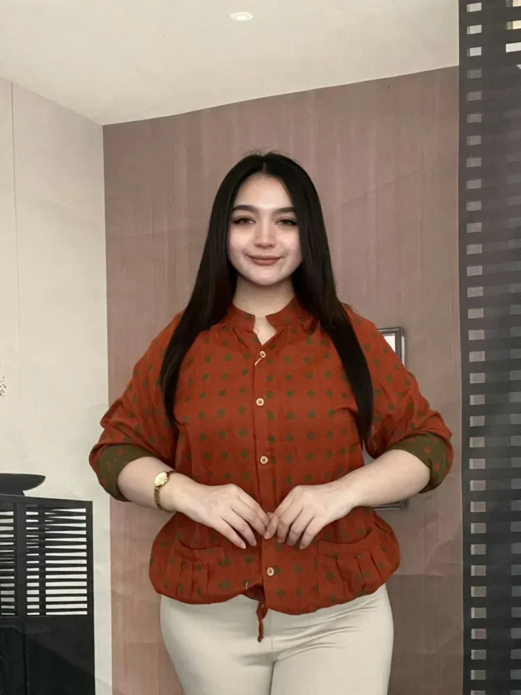 FADFAD Atasan motif polkadot longgar bergaya artistik kerah tegak lengan panjang