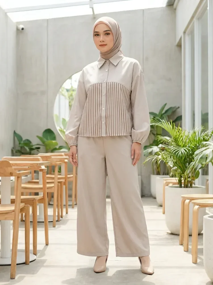 ASAYA Atasan lengan panjang basic, dengan kerah polo, desain kombinasi warna polos dan motif garis, cocok untuk dipadupadankan sehari-hari, bisa dipadukan dengan celana panjang warna polos