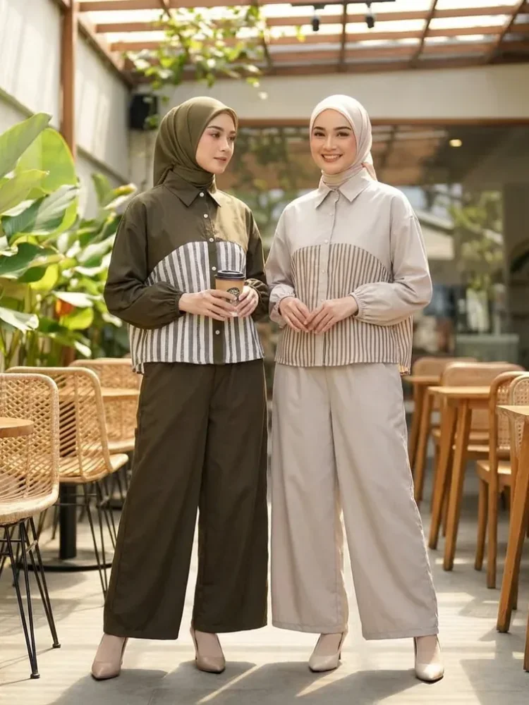 ASAYA Atasan lengan panjang basic, dengan kerah polo, desain kombinasi warna polos dan motif garis, cocok untuk dipadupadankan sehari-hari, bisa dipadukan dengan celana panjang warna polos