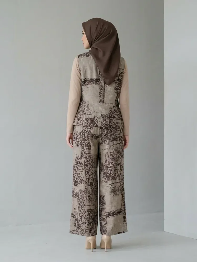 ASAYA Rompi bergaya komuter dengan kancing tradisional, dipadukan dengan celana yang nyaman