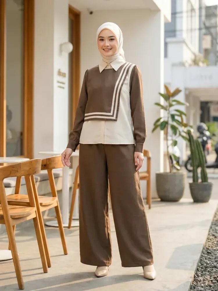 ASAYA Atasan lengan panjang memiliki efek lapisan ganda, dipadukan dengan rompi warna kontras dan celana panjang warna sama, dilapisi lagi dengan celana panjang set dua potong