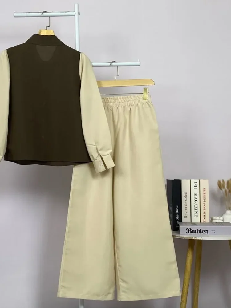 ASAYA Atasan lengan panjang memiliki efek lapisan ganda, dipadukan dengan rompi warna kontras dan celana panjang warna sama, dilapisi lagi dengan celana panjang set dua potong
