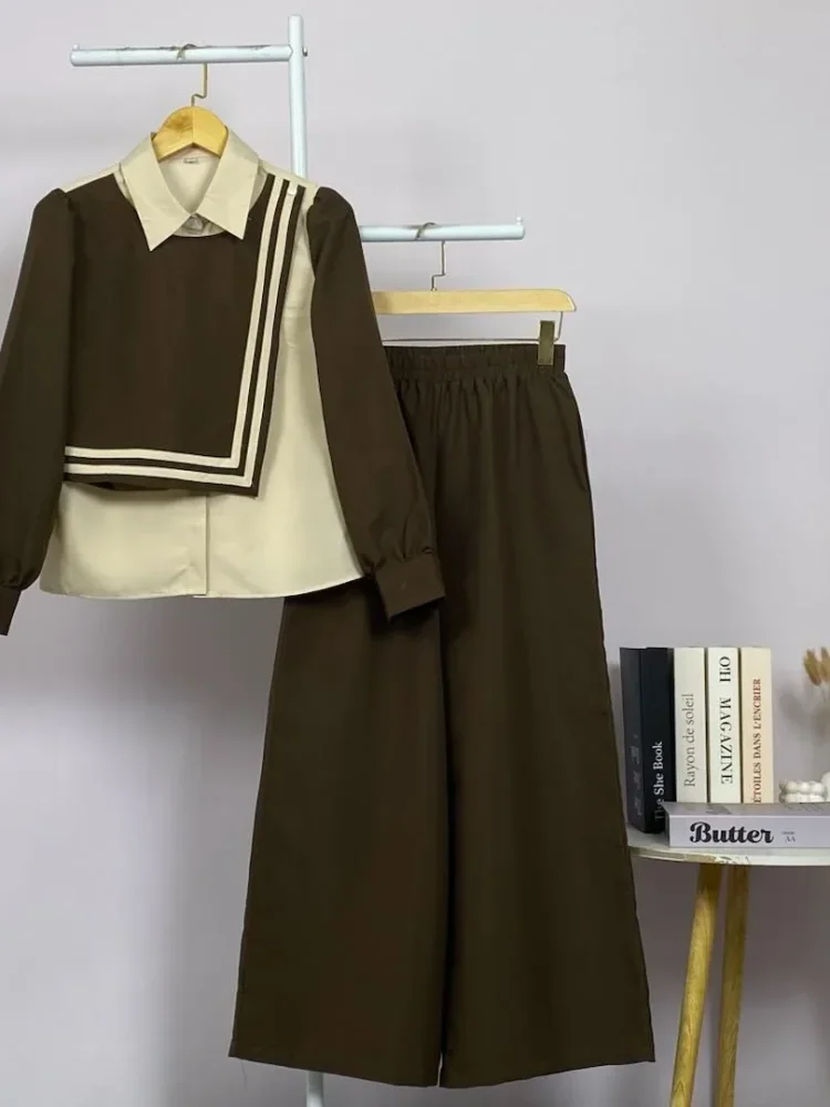 ASAYA Atasan lengan panjang memiliki efek lapisan ganda, dipadukan dengan rompi warna kontras dan celana panjang warna sama, dilapisi lagi dengan celana panjang set dua potong