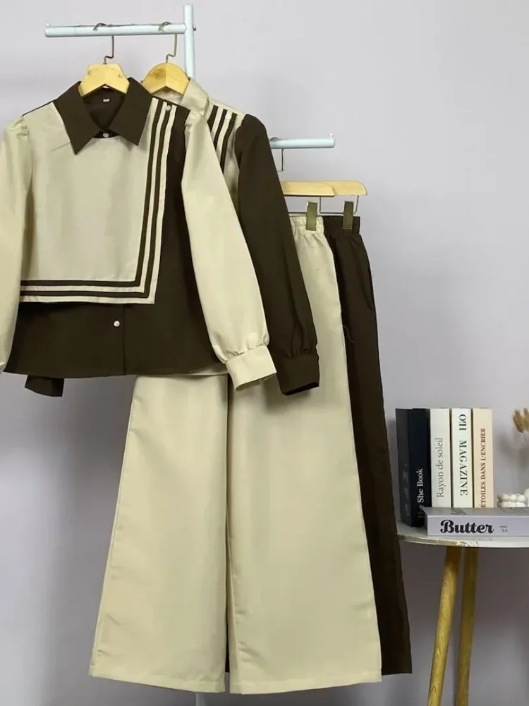 ASAYA Atasan lengan panjang memiliki efek lapisan ganda, dipadukan dengan rompi warna kontras dan celana panjang warna sama, dilapisi lagi dengan celana panjang set dua potong