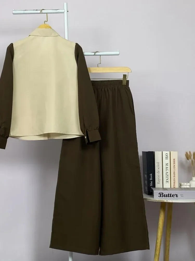 ASAYA Atasan lengan panjang memiliki efek lapisan ganda, dipadukan dengan rompi warna kontras dan celana panjang warna sama, dilapisi lagi dengan celana panjang set dua potong