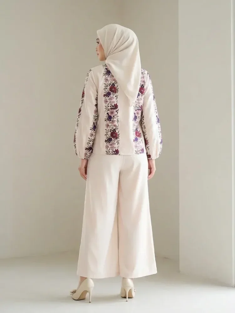 ASAYA Atasan dengan kancing unik dan motif bunga yang elegan dipadukan dengan celana warna senada