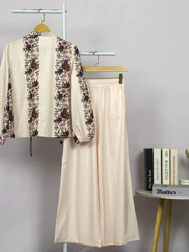 ASAYA Atasan dengan kancing unik dan motif bunga yang elegan dipadukan dengan celana warna senada
