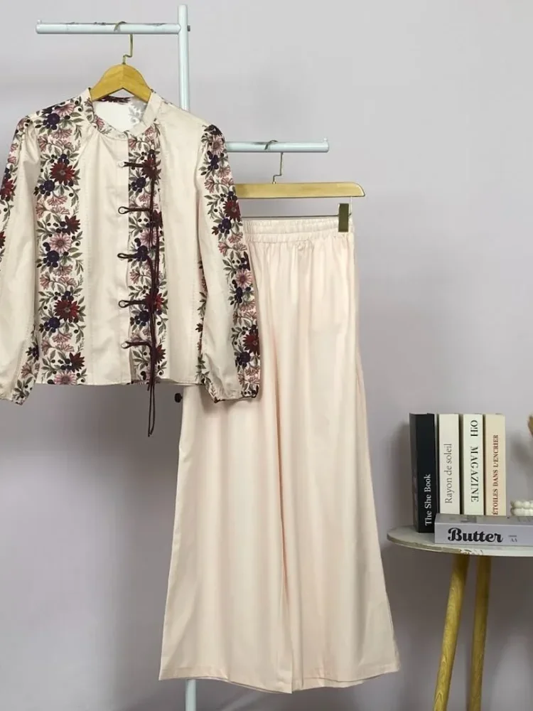 ASAYA Atasan dengan kancing unik dan motif bunga yang elegan dipadukan dengan celana warna senada