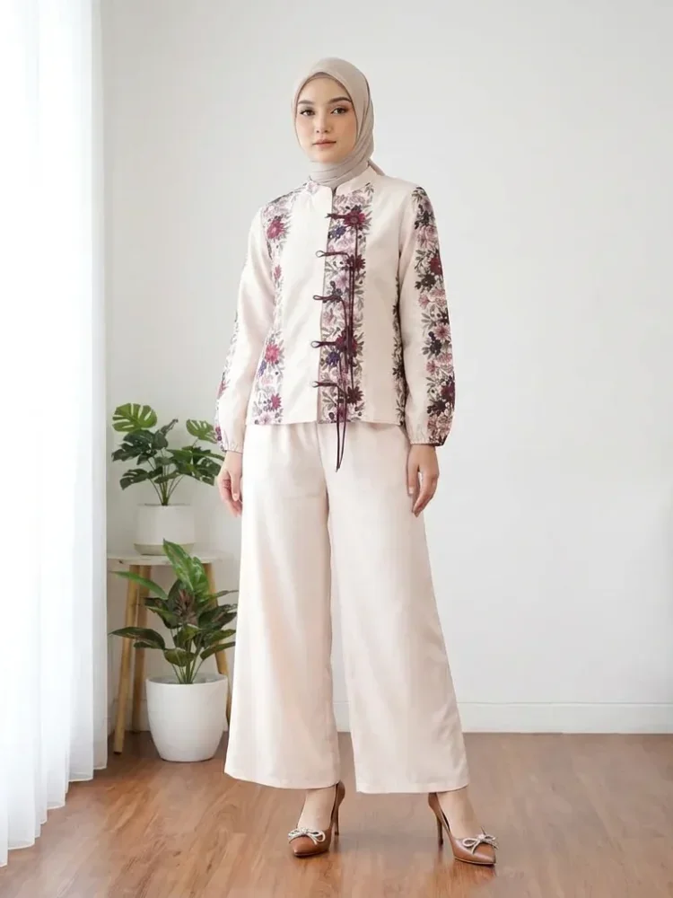 ASAYA Atasan dengan kancing unik dan motif bunga yang elegan dipadukan dengan celana warna senada