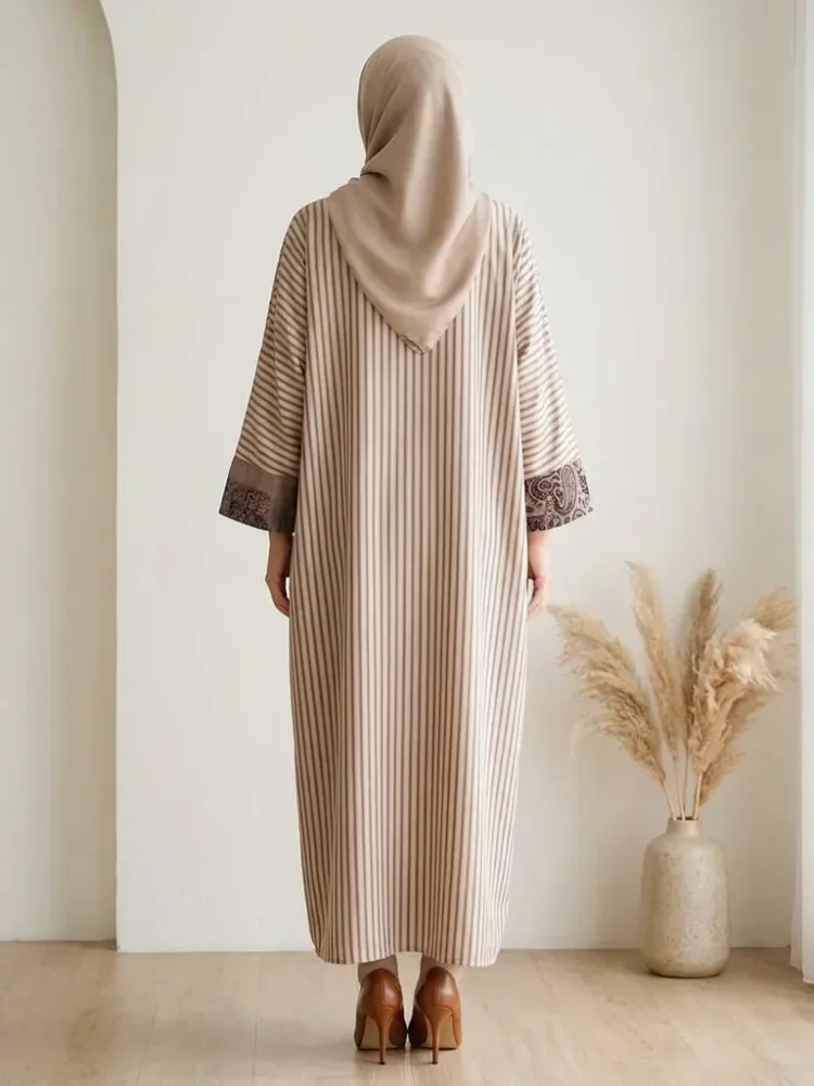 ASAYA Jubah panjang dengan garis-garis sambung dan motif retro