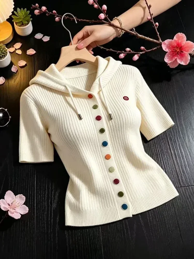 FADFAD Atasan lengan pendek bertudung desain stylish dengan kancing warna-warni gaya baru untuk wanita