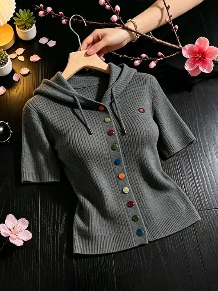 FADFAD Atasan lengan pendek bertudung desain stylish dengan kancing warna-warni gaya baru untuk wanita