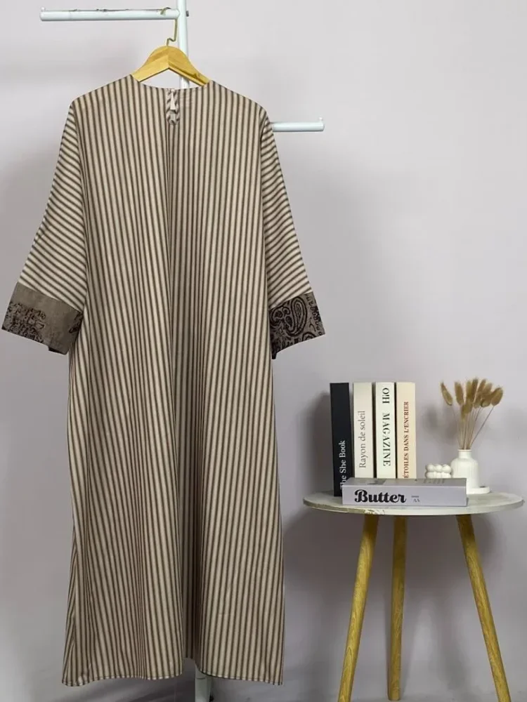 ASAYA Jubah panjang dengan garis-garis sambung dan motif retro
