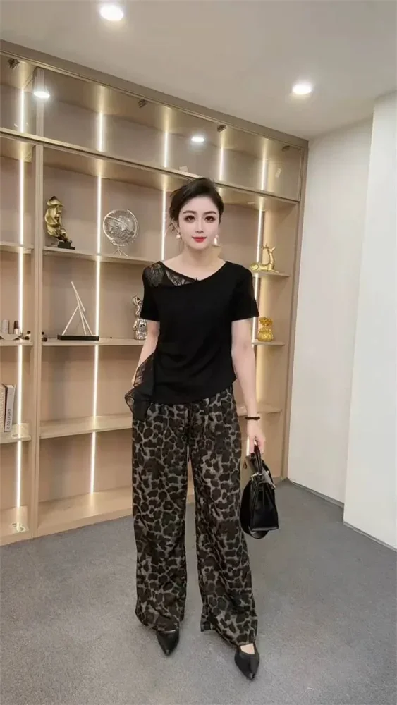 FADFAD Stelan atasan wanita lengan pendek warna solid di padukan dengan celana panjang bermotf
