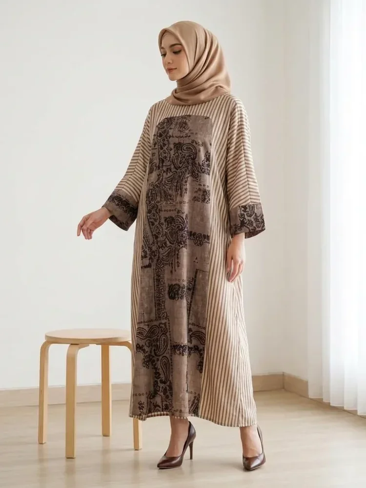 ASAYA Jubah panjang dengan garis-garis sambung dan motif retro