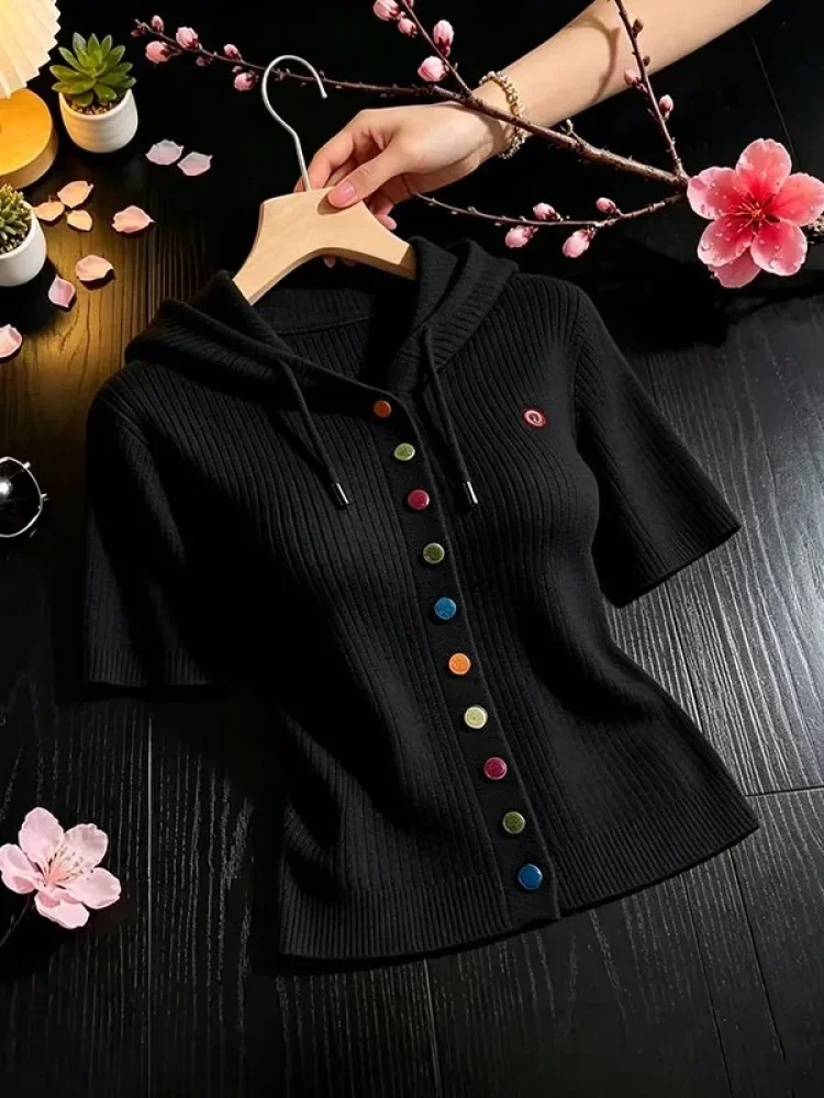 FADFAD Atasan lengan pendek bertudung desain stylish dengan kancing warna-warni gaya baru untuk wanita