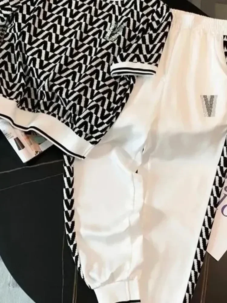 FADFAD Setelan olahraga atasan leher bulat motif hitam putih + celana kasual wanita