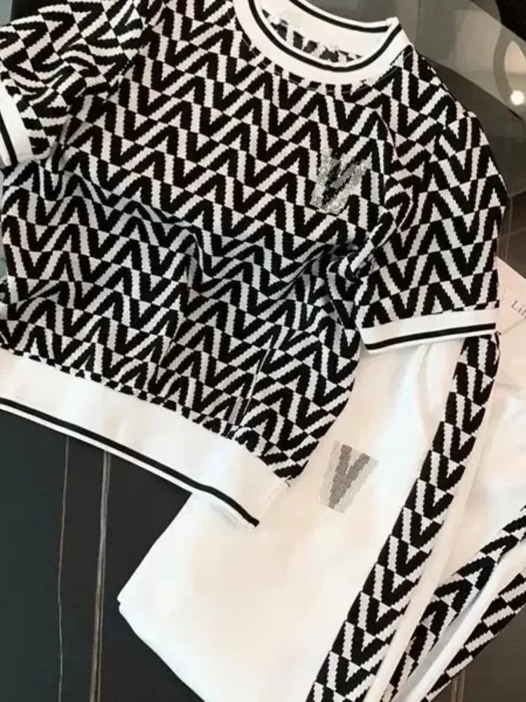 FADFAD Setelan olahraga atasan leher bulat motif hitam putih + celana kasual wanita