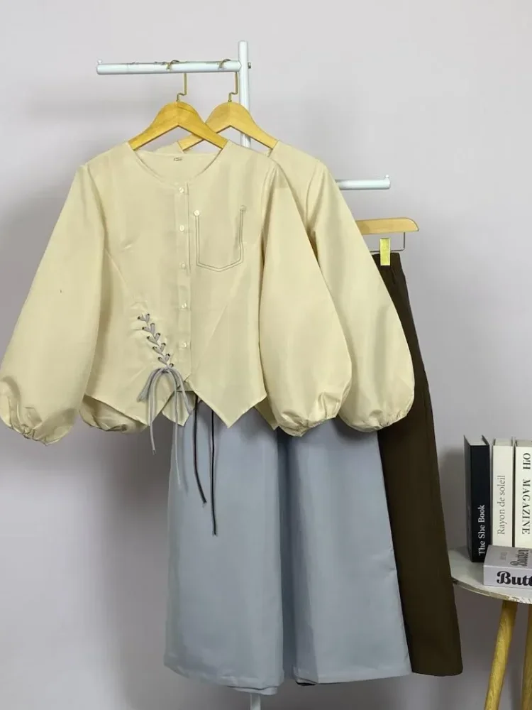 ASAYA Atasan lengan panjang dengan desain tidak beraturan, hiasan tali, dan jahitan bentuk kantong palsu, dipadukan dengan set celana panjang polos