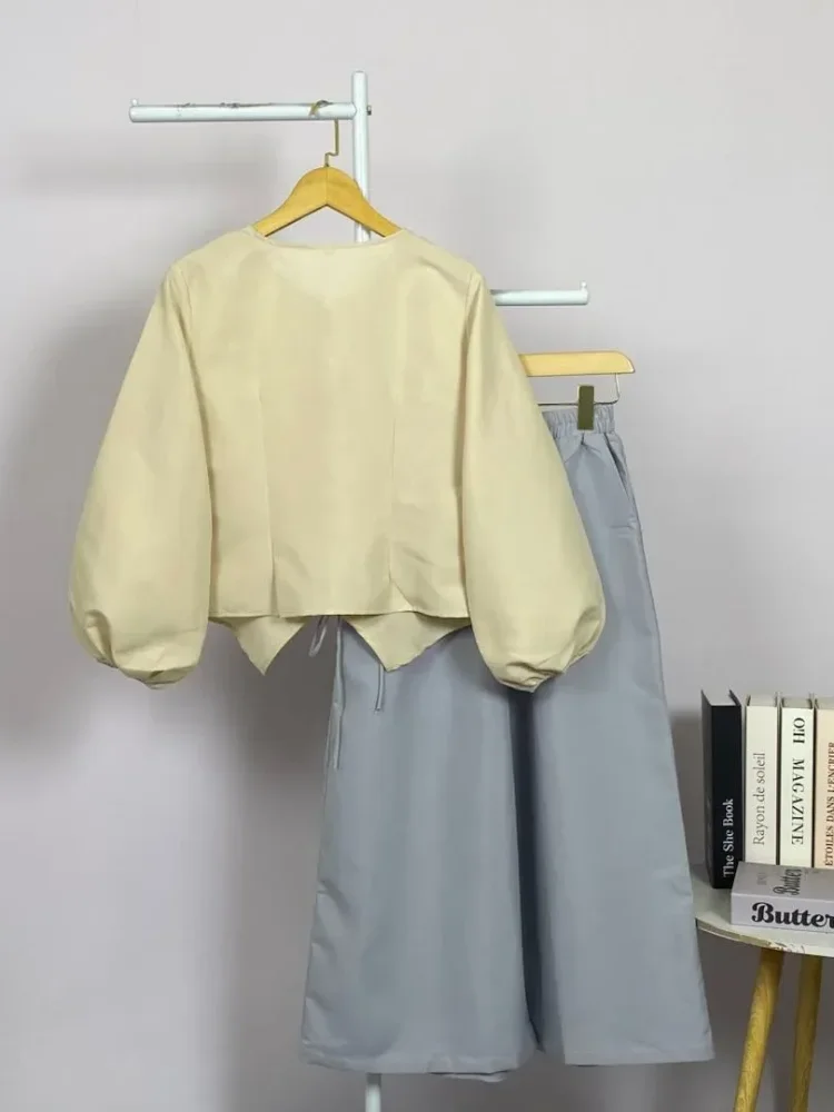 ASAYA Atasan lengan panjang dengan desain tidak beraturan, hiasan tali, dan jahitan bentuk kantong palsu, dipadukan dengan set celana panjang polos