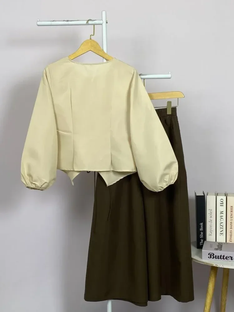 ASAYA Atasan lengan panjang dengan desain tidak beraturan, hiasan tali, dan jahitan bentuk kantong palsu, dipadukan dengan set celana panjang polos