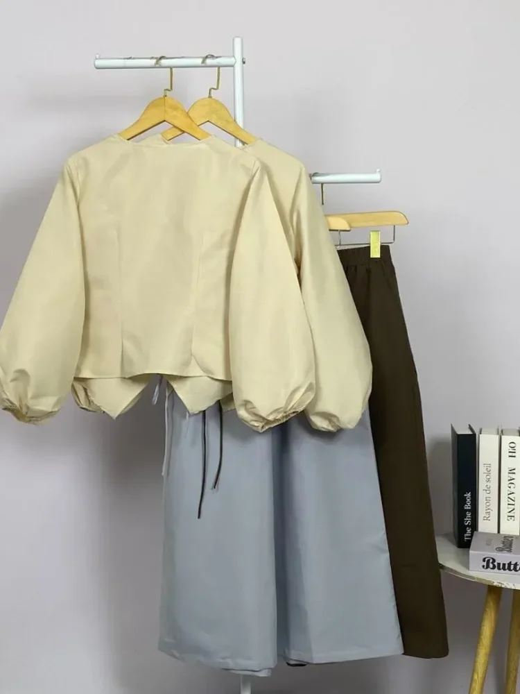 ASAYA Atasan lengan panjang dengan desain tidak beraturan, hiasan tali, dan jahitan bentuk kantong palsu, dipadukan dengan set celana panjang polos