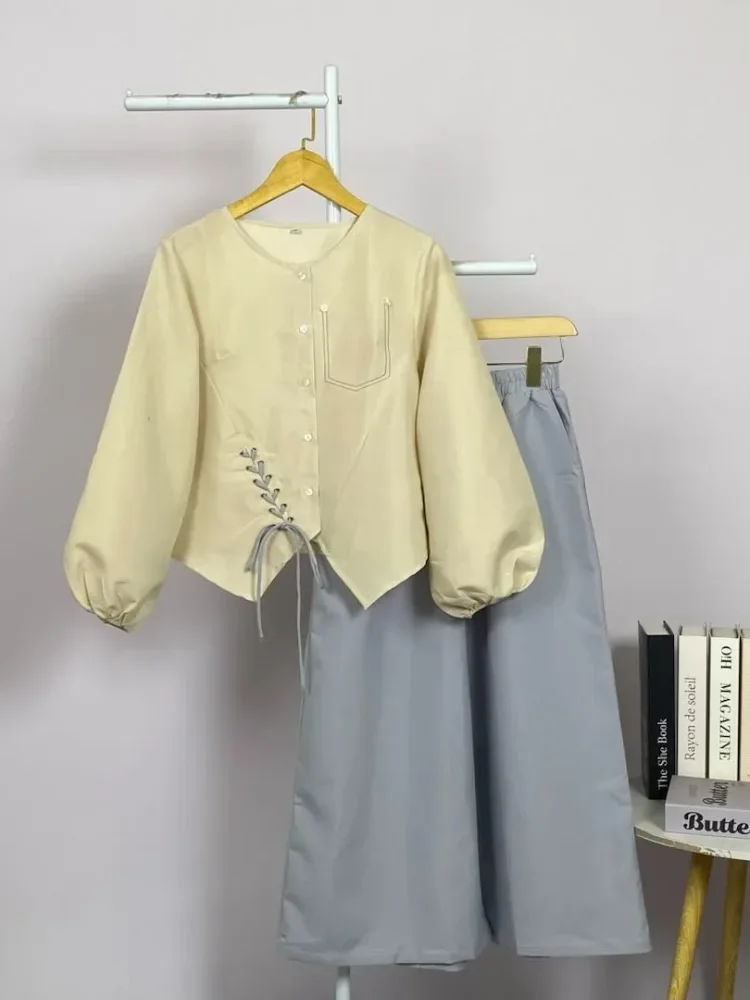 ASAYA Atasan lengan panjang dengan desain tidak beraturan, hiasan tali, dan jahitan bentuk kantong palsu, dipadukan dengan set celana panjang polos